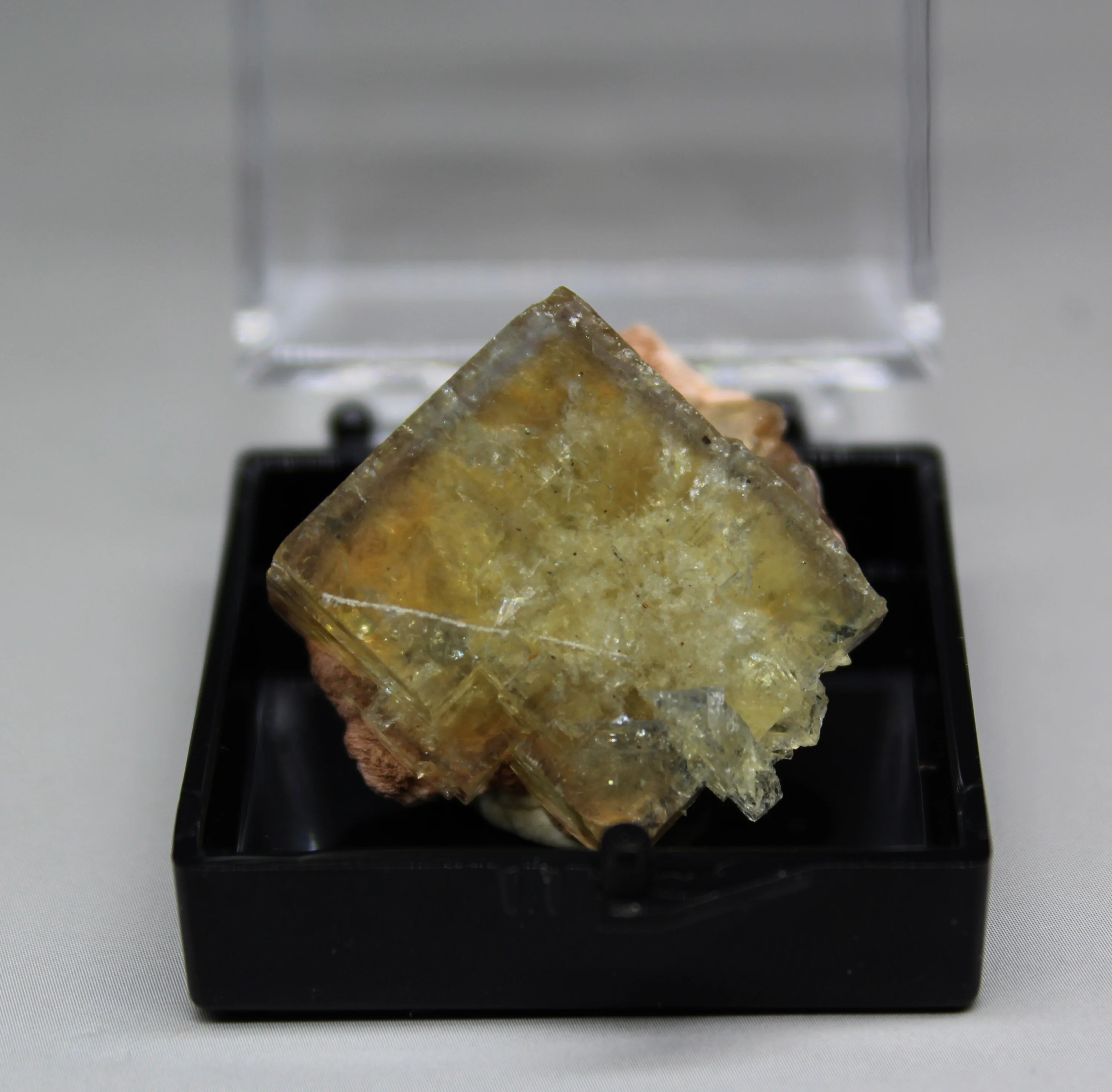 Novo mineralnih！ Naravni Redke rumene fluorite mineralnih osebkov Kamni in Zdravilnimi kristali kristal polje velikost 3.4 cm
