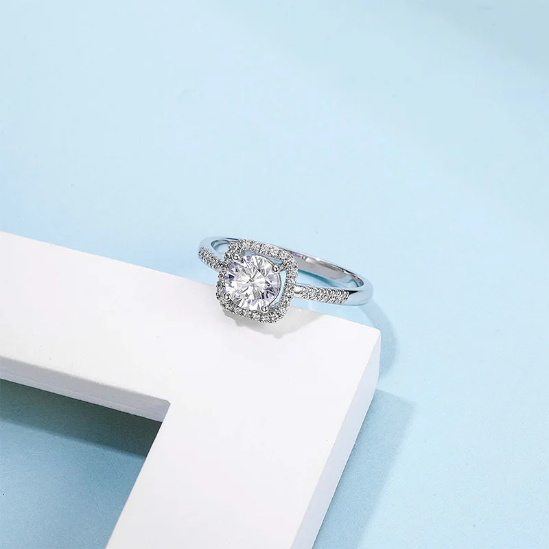 BK Moissanite Diamantni Prstan 1ct Resnično Srebrna Bela/Rumena/Rose Zlata Elegantno Princeso Halo Posla Poročni Prstani Za Ženske
