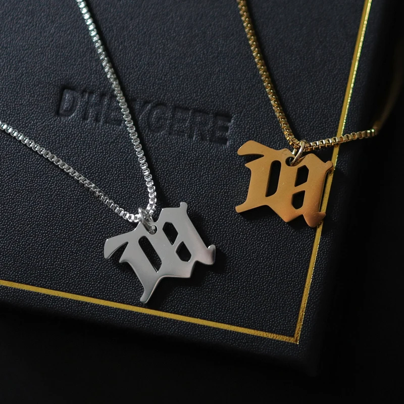 DHEYGERE Gothic M črko ogrlica divje preprosta osebnost trend majhen obesek, hip hop dekoracijo moških in žensk ins tide