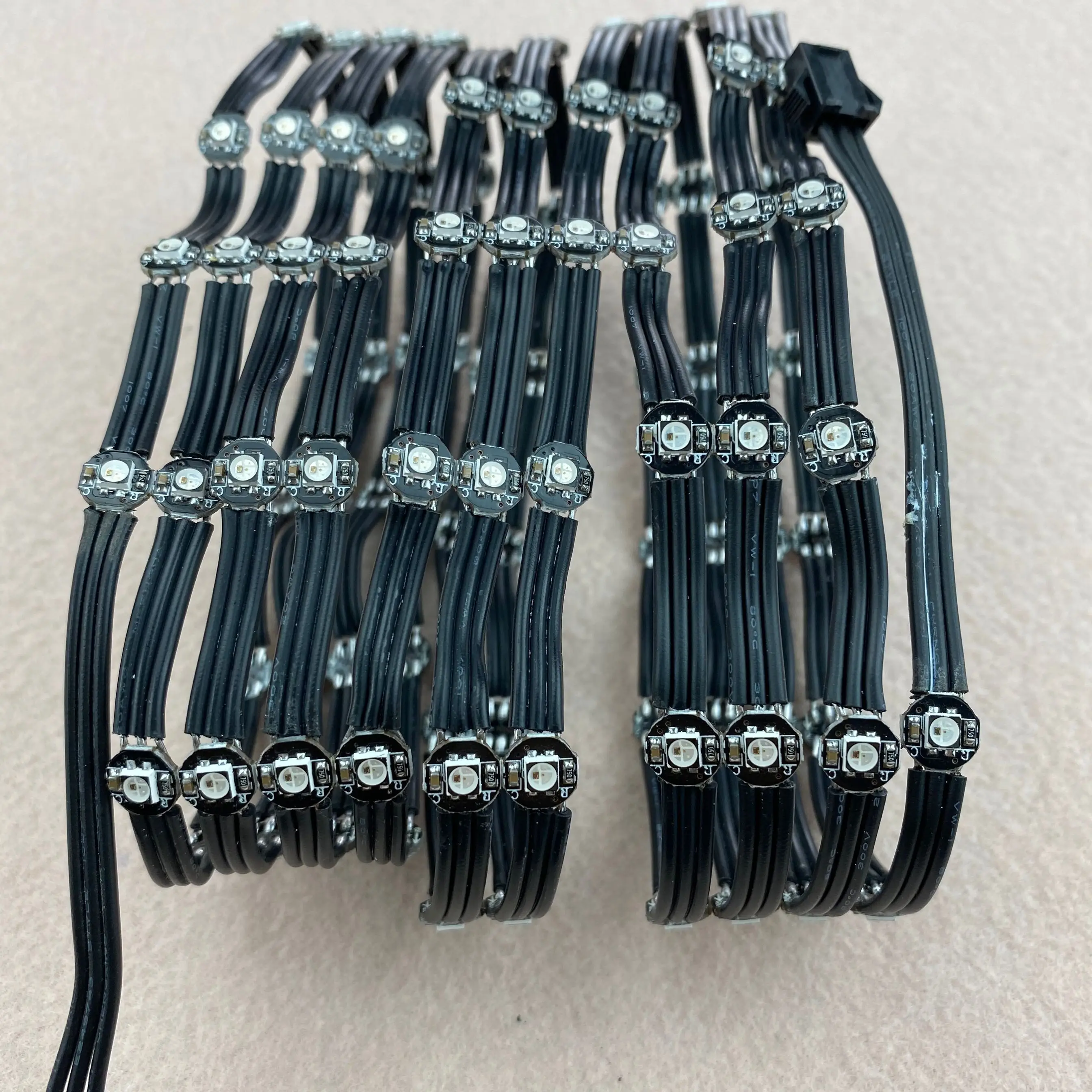 100 kozarcev/string naslovljive SK6812MINI-3535 led z heatsink;5 vhod;3 cm žice med vrsticami;vse črno žico in črnega okvirja LED