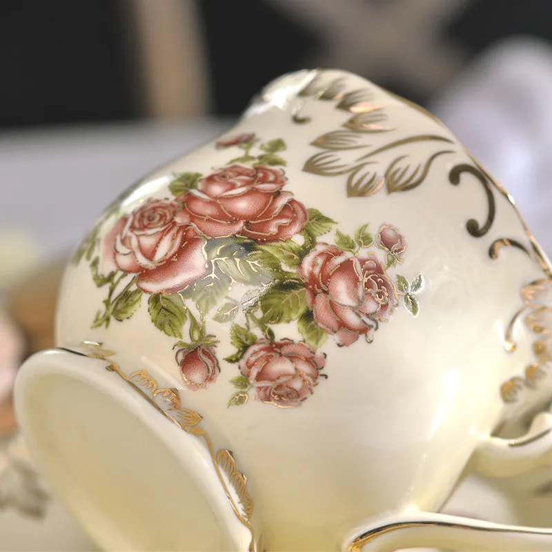 Vroče Prodaje Ustvarjalne Keramično Skodelico Kave in Krožnik Ročno Poslikane Rose Porcelana Čaj Skodelico in Žlico Klasičnih Pijačo Darilo